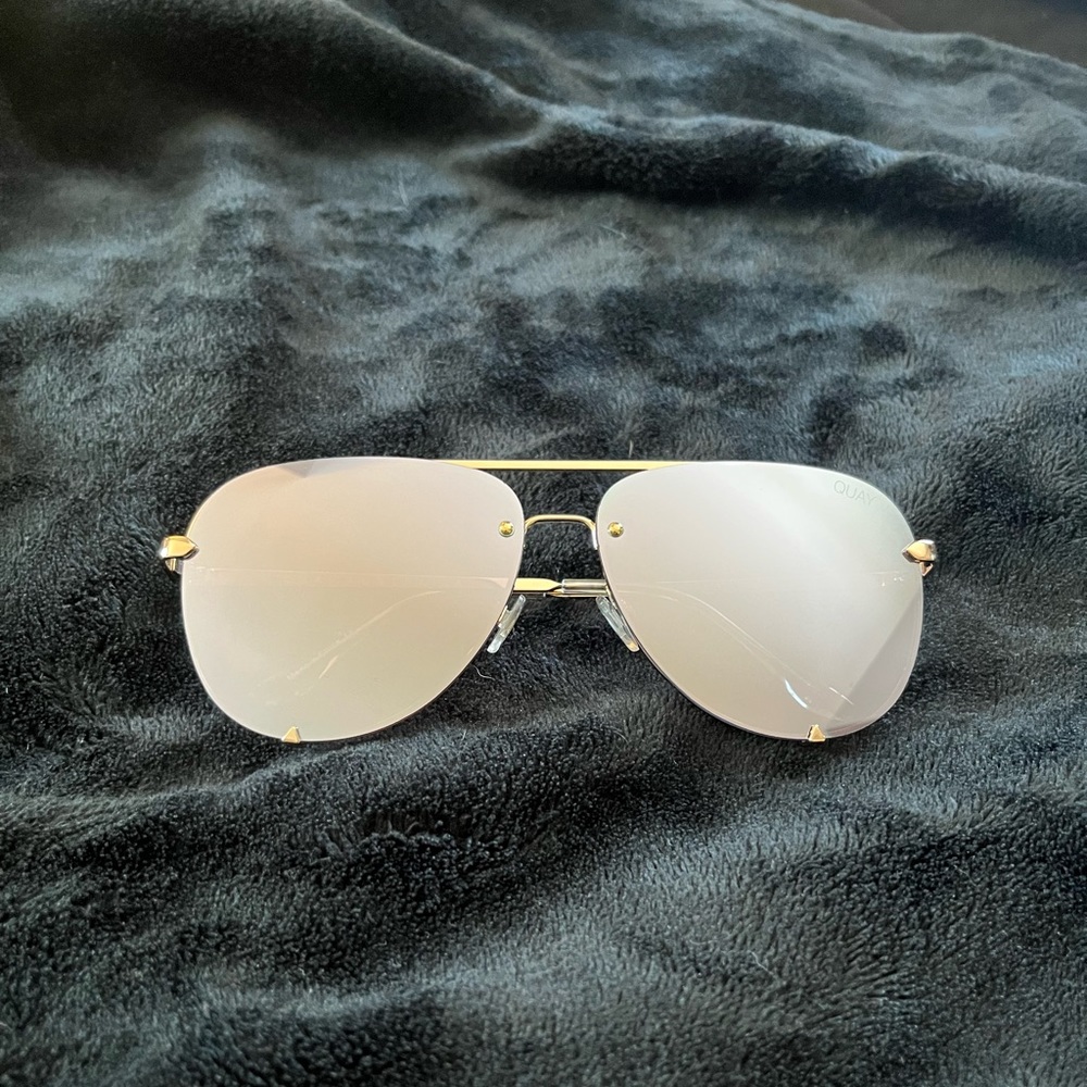 QUAY sunglasses with pouch
